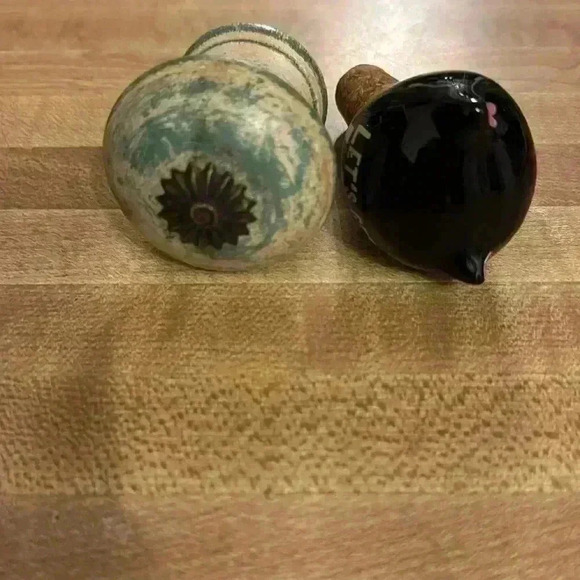 Set of 2 Wine Bottle Stoppers - Picture 4 of 5